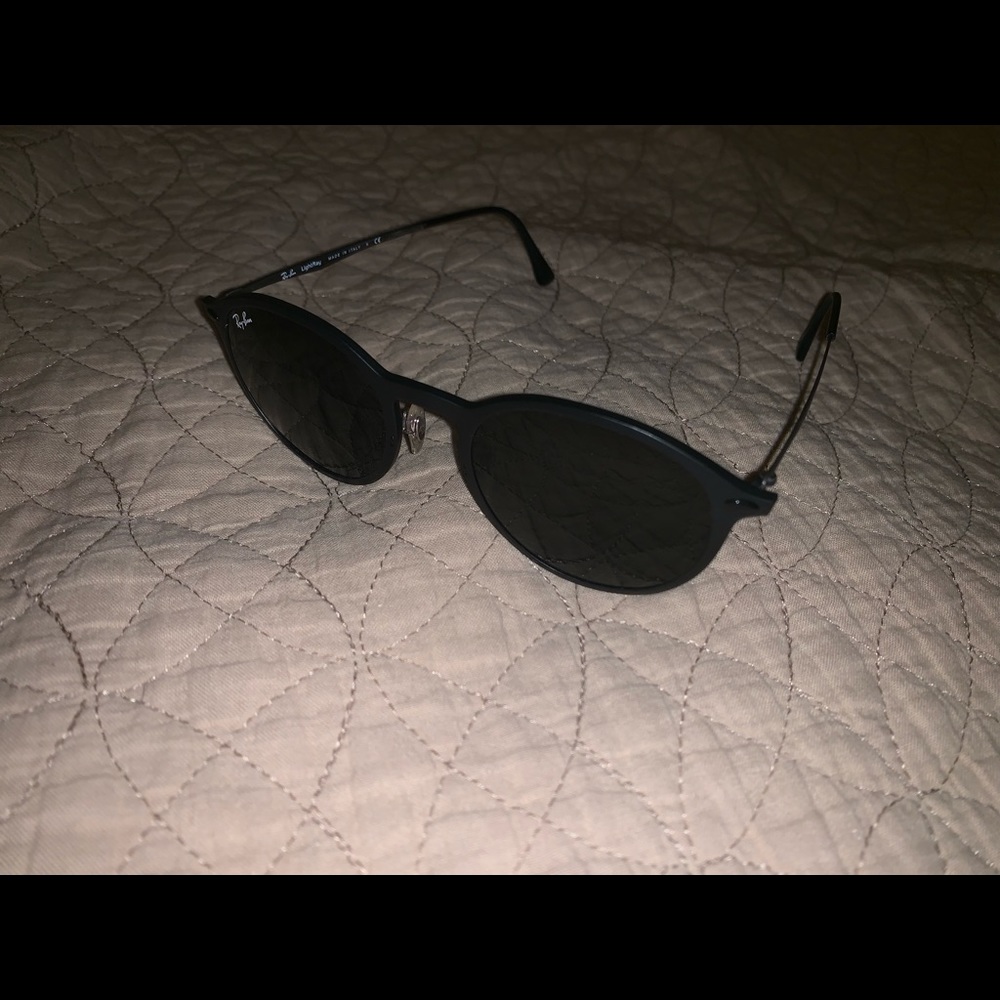 Authentic Ray-Ban Sunglasses. Style: ERIKA. BLACK. - Picture 3 of 3